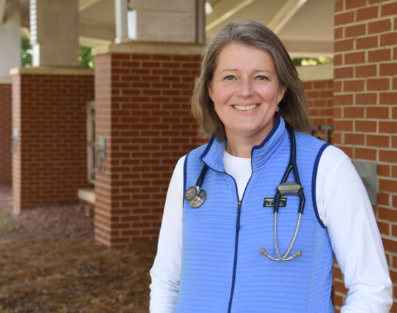 Erin Groover, DVM, uses Airlite cardboard bedding at Auburn equine hospital