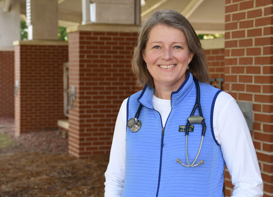 Erin Groover, DVM, uses Airlite cardboard bedding at Auburn equine hospital